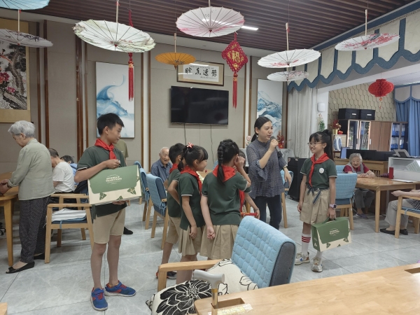 小学生们为爷爷奶奶送祝福