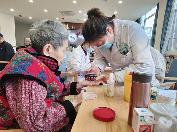 成都双流高档养老院一暄康养迎来医疗团队到院为住养人进行健康查体3