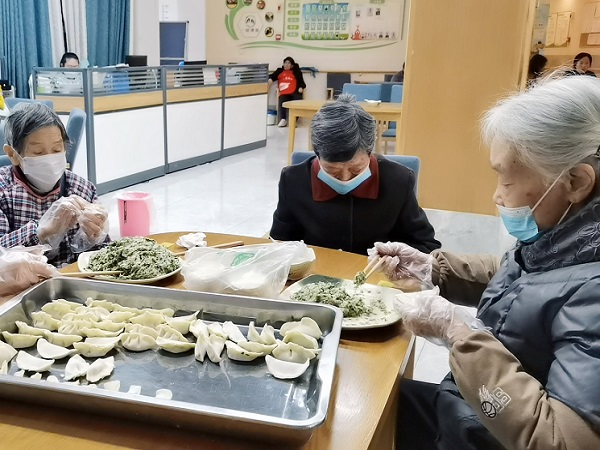 风和日丽丨成都四星级高端养老院一暄康养组织长者一起包饺子咯