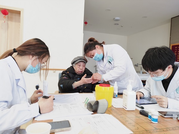 成都双流高档养老院一暄康养迎来医疗团队到院为住养人进行健康查体