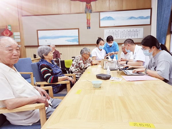四川天府新区华阳街道移动疫苗接种车到成都争创五星级养老院一暄康养为长者进行新冠疫苗接种2