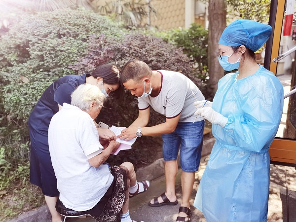 四川天府新区华阳街道移动疫苗接种车到成都争创五星级养老院一暄康养为长者进行新冠疫苗接种3