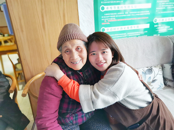 成都养老院一暄康养感动一暄-90后姐妹花：携手共建养老情，无悔青春献晚霞-贺敏