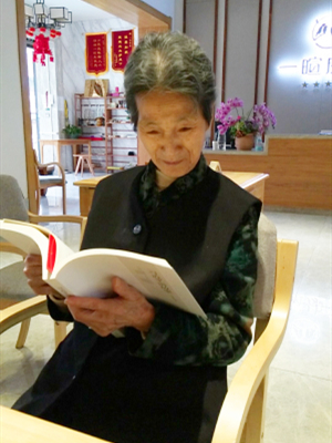 成都天府新区养老院一暄康养-爱阅读的肖奶奶