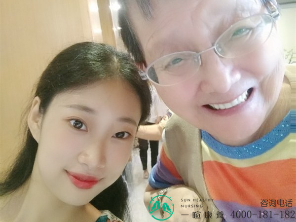 成都养老院|一暄康养红歌比拼会|邱雪与王奶奶合影
