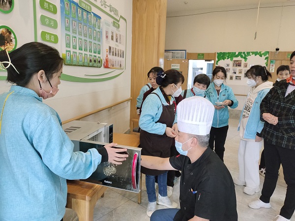 成都华阳周边的养老院一暄康养组织员工进行微波炉正确使用的培训（3）