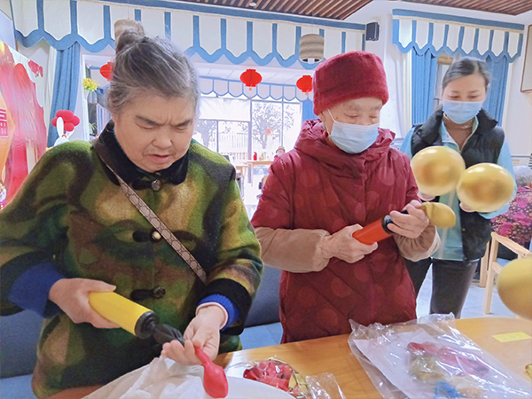 成都养老院排名前十及价格的一暄康养长者自发为明日庆新春活动准备（3）