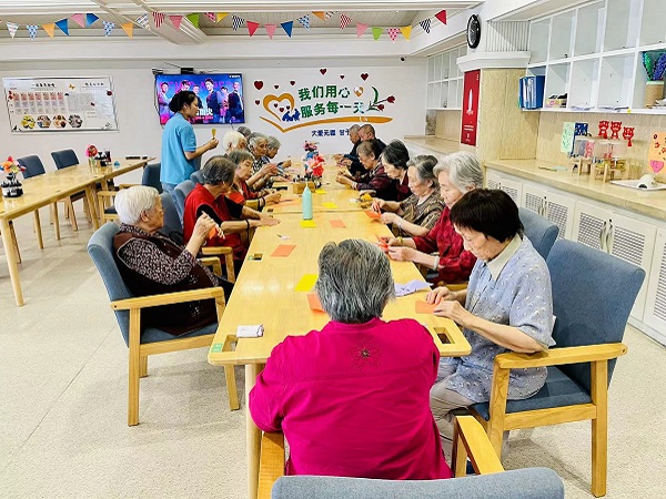 为什么老人在护理院比在家里快乐？2