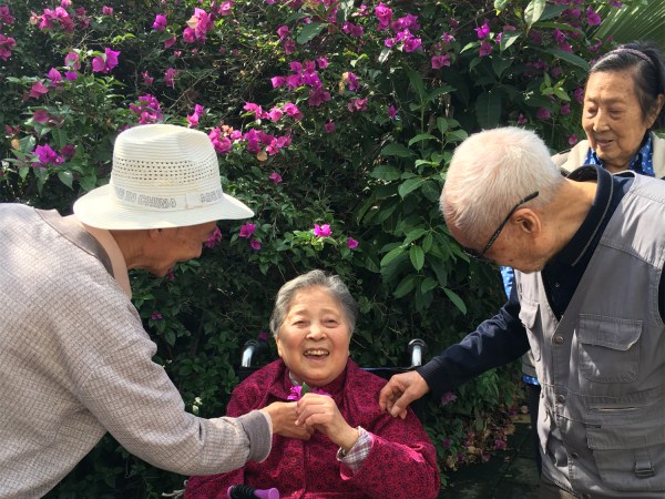 一暄康养的绅士们给美女献花