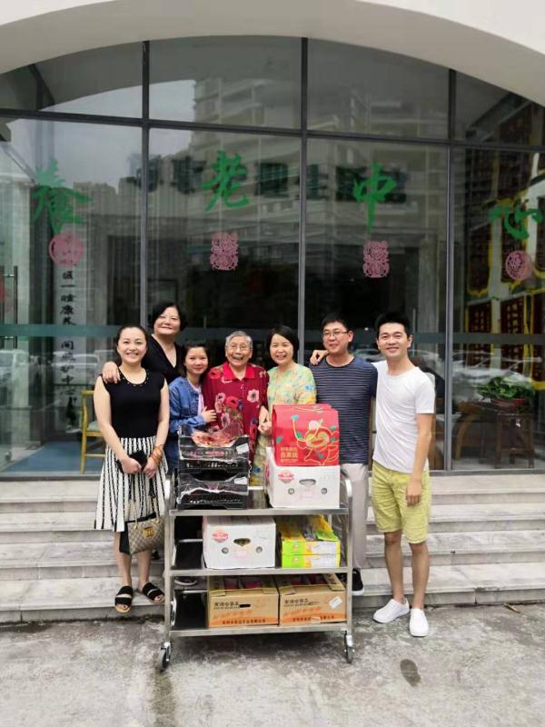 老人孙女给养老院赠送水果