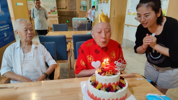 一暄康养告诉您老人不开心怎么办（一）