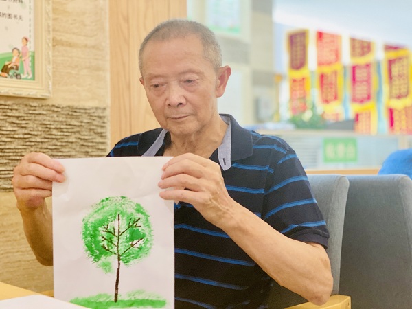 四川有暖气的护理院一暄康养组织长者绘画4