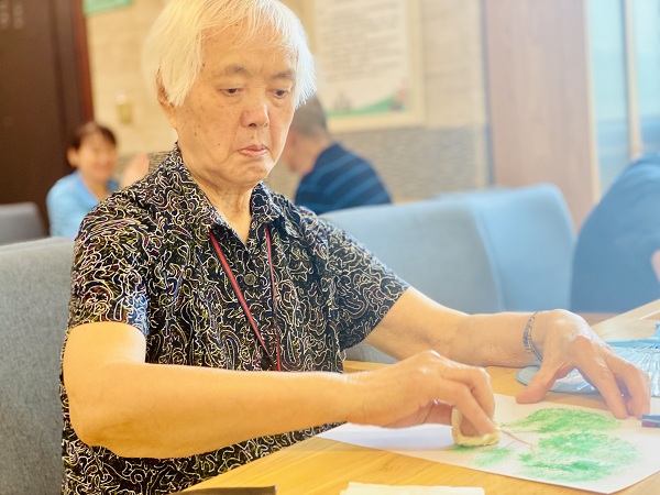 四川有暖气的护理院一暄康养组织长者绘画3