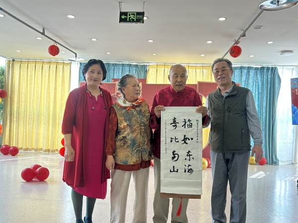 一暄康养金牛院给百岁长者送上贺礼