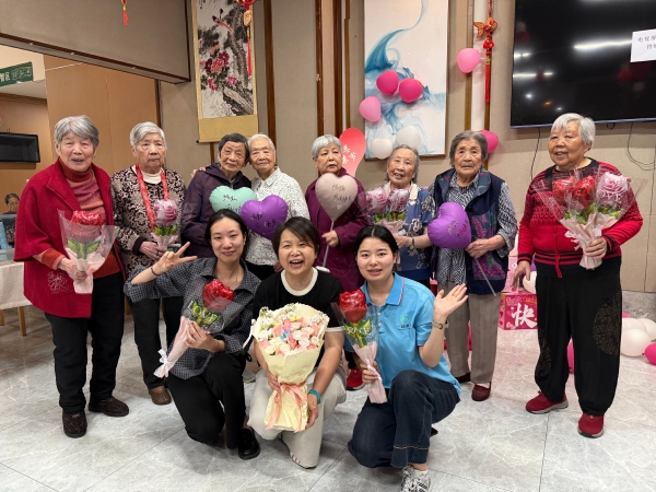 一暄康养华阳院母亲节大合照