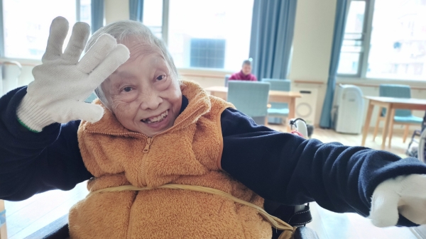 成都养老院经验分享-睡前捶捶背,让自己睡个好觉