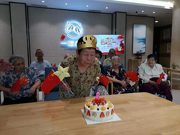 郭奶奶81岁生日会上吹蜡烛