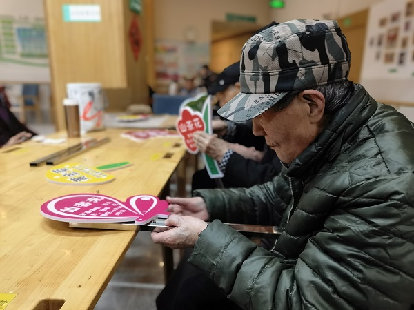 成都天府高端养老院一暄康养长者们在社工的组织下，一起点缀后花园