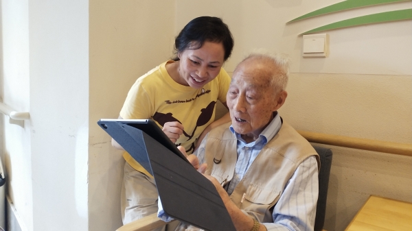 成都青羊区养老院一暄康养介绍老人老花眼注意事项