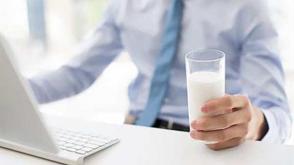 成都养老院一暄康养提醒不同时间喝牛奶功效大不同（1）-牛奶2