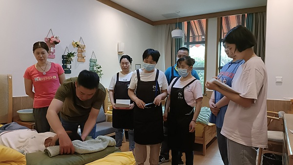 成都日间照料中心一暄康养海洋公园（南门）院日常开展“卧床长者床上洗头”培训