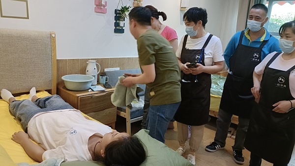 成都日间照料中心一暄康养海洋公园（南门）院日常开展“卧床长者床上洗头”培训2
