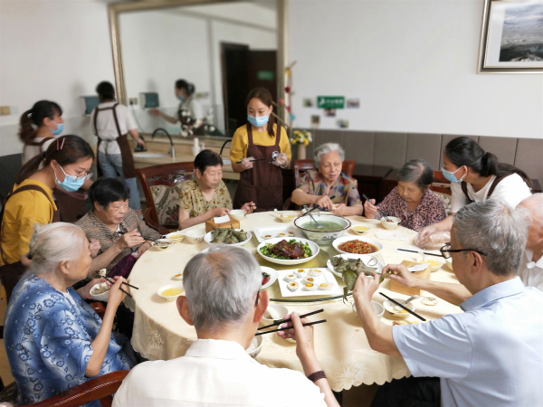 成都养老院一暄康养西门分院长者围坐吃“家宴”