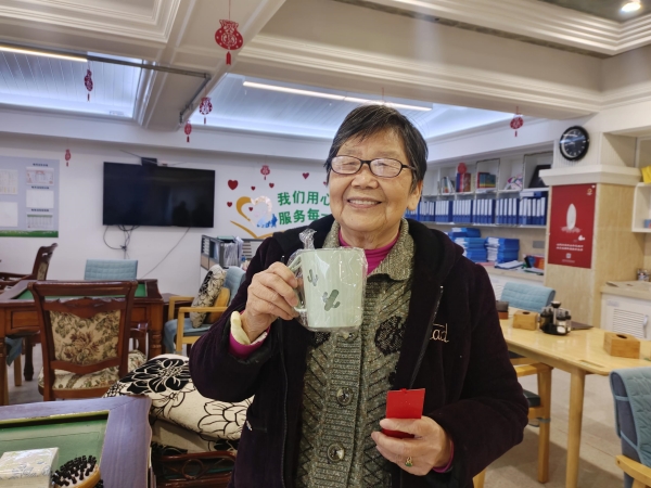一暄康养金牛院赢取元宵礼物的奶奶