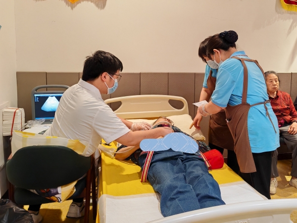 金泉社区卫生服务中心医生为长者做B超