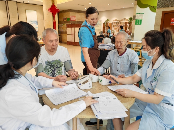 关爱银龄健康，共筑温暖防线