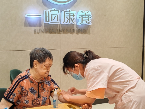 一暄康养金牛院护士为长者抽血