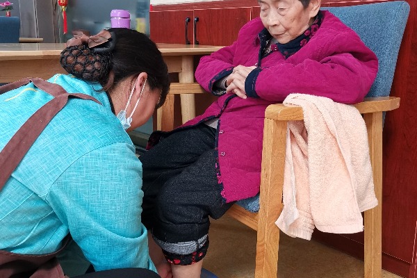 给奶奶泡脚