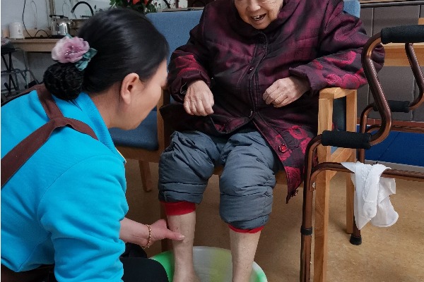 奶奶泡脚