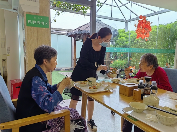 工作人员为长者添菜
