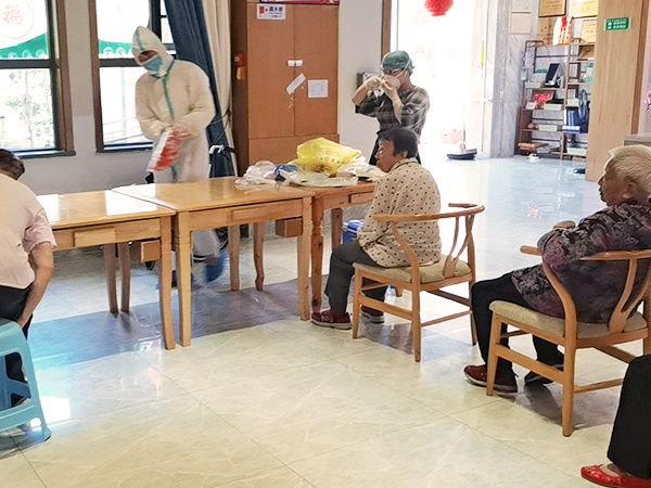 成都市疫情防控丨天府新区一暄康养海洋公园院开展全员核酸检测工作