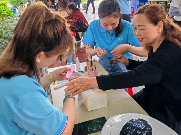 社区居民母亲节美甲活动