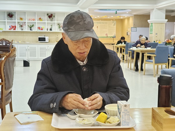 成都好的养老院一暄康养安排上早餐（2）