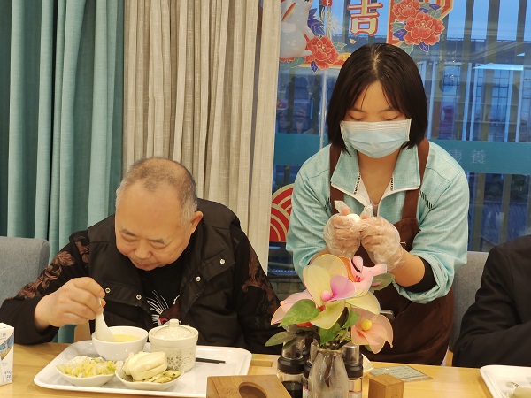 成都好的养老院一暄康养安排上早餐（3）