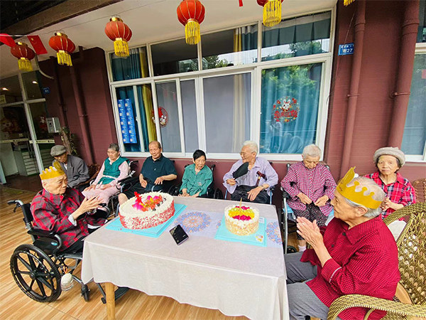 成都养老院6月集体生日会，两位老人迎来耀眼岁月