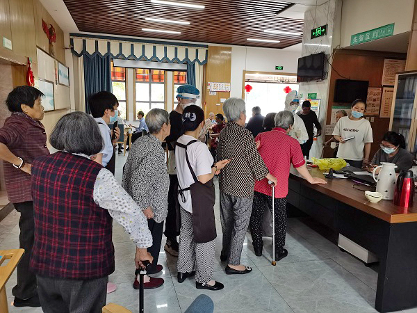 成都争创五星级养老院一暄康养进行全员核酸检测工作2
