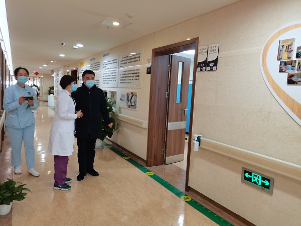 成都口碑好的养老院一暄康养董事长陈秦川一行前往市第三人民医院参观交流2