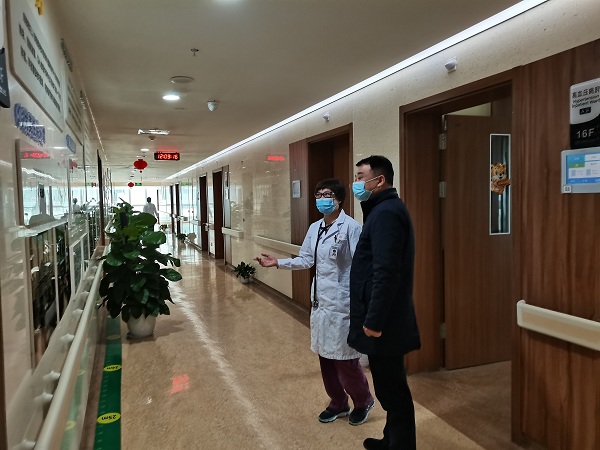 成都口碑好的养老院一暄康养董事长陈秦川一行前往市第三人民医院参观交流3