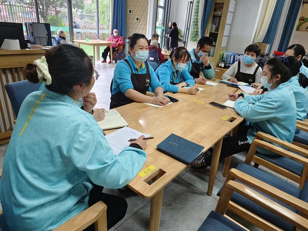 成都华阳附近的养老院一暄康养海洋公园（南门）院进行11月首周例会