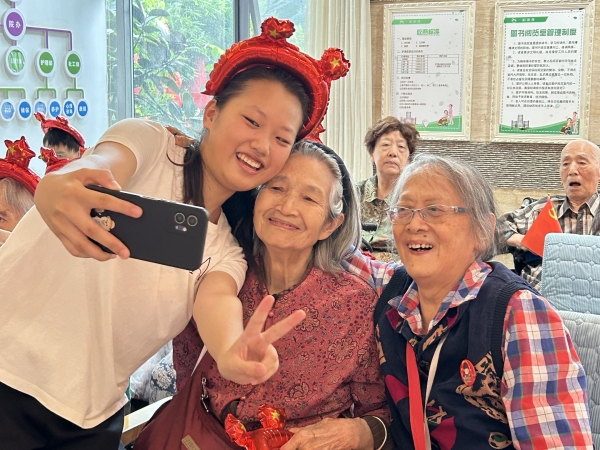 银龄颂华章，共庆祖国春！一暄康养金牛院举办温情国庆活动