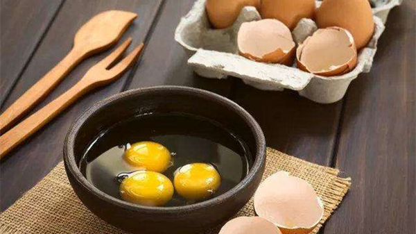成都养老院一暄康养提醒鸡蛋的6种错误吃法（2）-生吃鸡蛋1