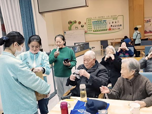 四川天府新区养老院一暄康养为长者提供防疫中药汤包 (2)