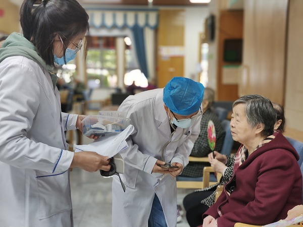 医护人员走进成都双流华阳街道的养老院一暄康养（南门）院进行义诊（3）