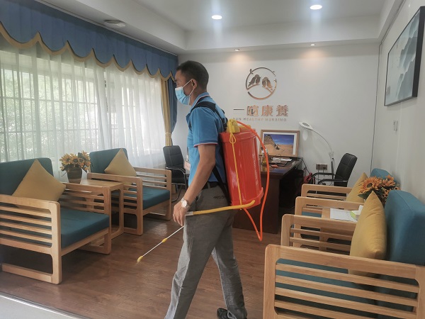一暄康养院内工作人员正在进行全院消毒