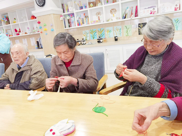 成都养老院一暄康养西门院爷爷奶奶开心做香包