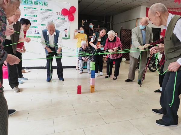 成都高新区附近的养老院一暄康养两院区联动举办“喜迎国庆 情暖重阳”庆祝活动